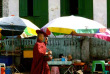 Myanmar - Moine Bouddhiste aux abords du Rocher d'Or