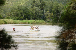 Indonésie - Papua - Baliem Valley Resort - Balade en bateau sur la rivière © Dr Weiglein Expeditions GmbH