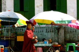 Myanmar - Moine Bouddhiste aux abords du Rocher d'Or