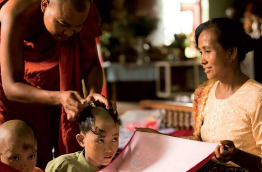 Myanmar - Croisière Belmond Orcaella - cérémonie dans une monastère