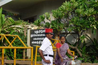 Inde - La route de Pondichery - Gendarme à Pondicherry