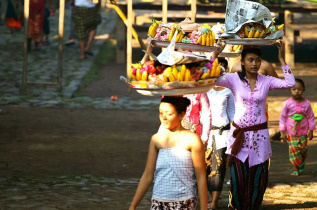 Indonésie - Offrande au village