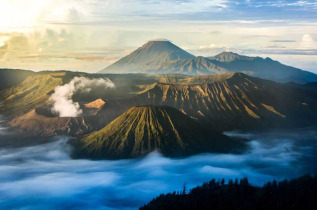 Indonésie - Java - Lever de soleil sur le Mont Bromo © Zephyr – Shutterstock