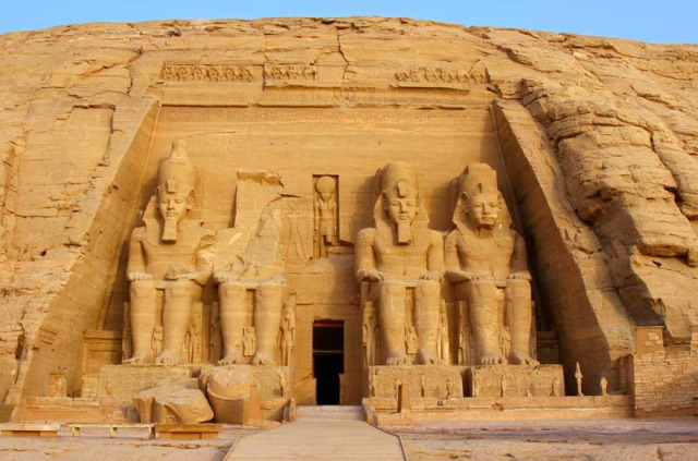 Égypte - Assouan - Les temples d'Abou Simbel © Shutterstock, Dan Breckwoldt
