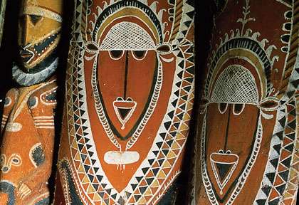 Masque et statue papoue - Port Moresby - Papouasie Nouvelle guinée © David Kirkland