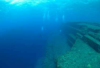 Plongée sur les ruines de Yonaguni