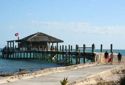 Ponton du Small Hope Bay Lodge
