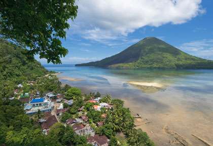 Volcan Api Gunung en mer de Banda