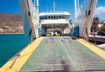 Ferry et voiture - Grèce © Shutterstock - ZOI Papadimitriou