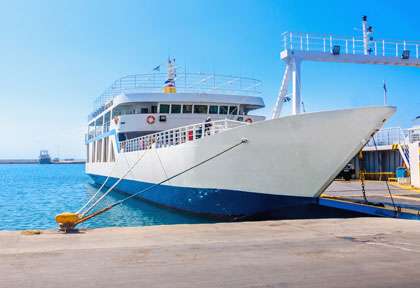 Ferry en Grèce © Shutterstock - Anna Jedynak